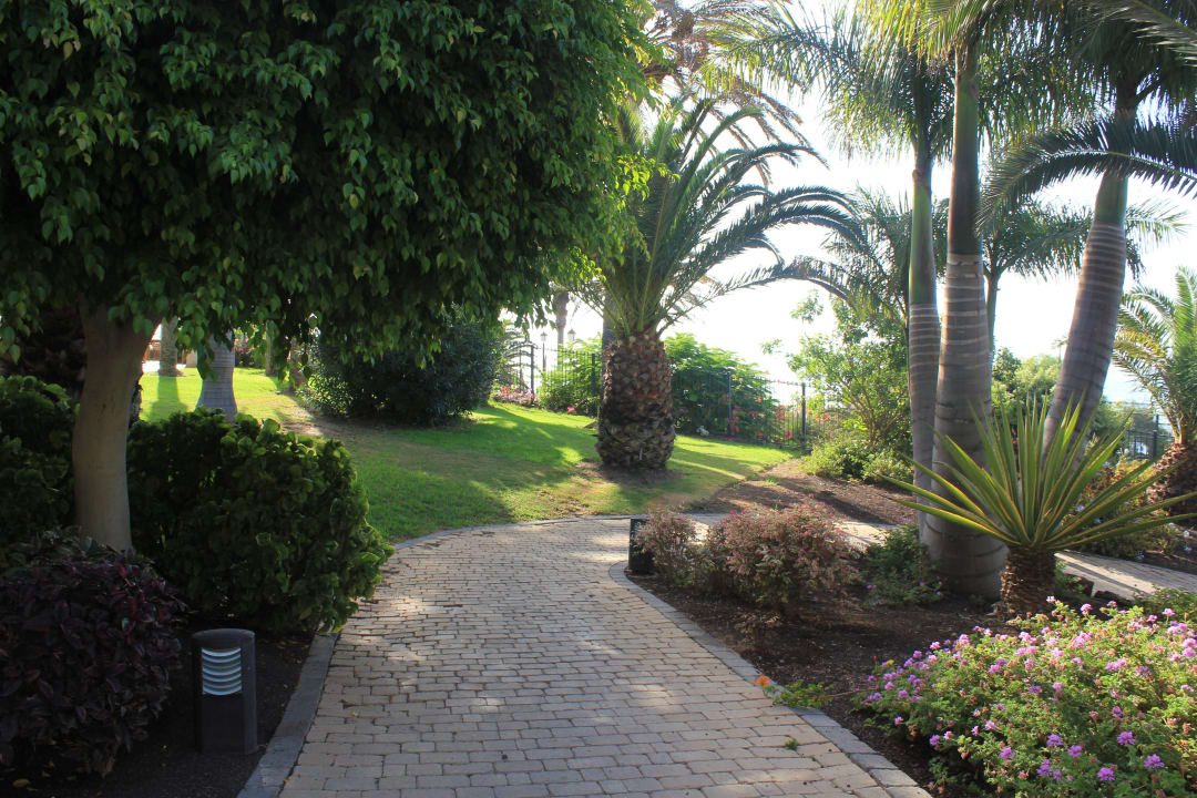 Der Weg zu den Tennisplätzen R2 Rio Calma Hotel & Spa & Conference