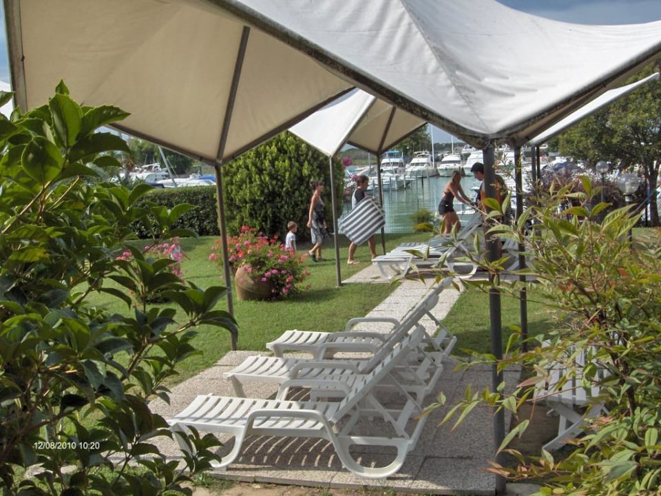Liegebereich hinten am Pool Hotel Marina Uno