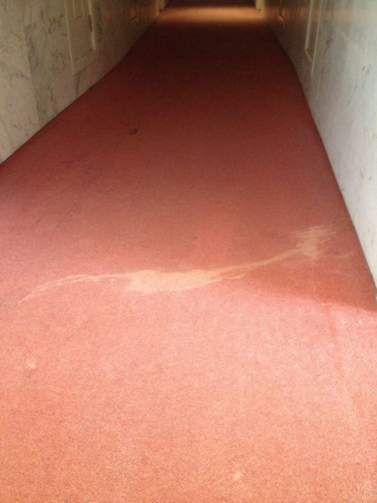 Der Weg zum Zimmer, überall verdreckt. Coral La Quinta Park Suites