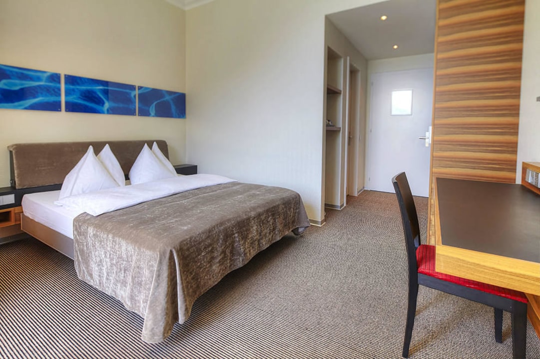 Superior Zimmer mit Queen Size Bett - Dorfsicht Seehotel Waldstätterhof Swiss Quality