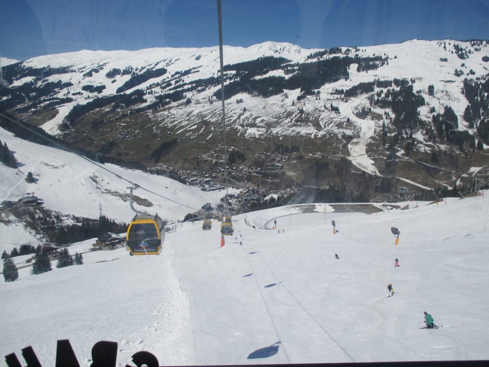 Blick aufs Hotel aus der Zwolferkogel-Gondelbahn Hotel Hubertushof Hinterglemm