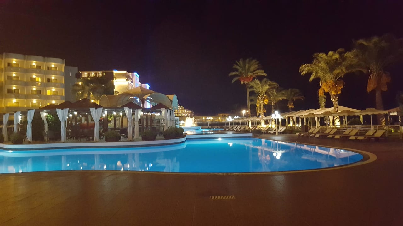 Poolanlage am Abend Rodos Palladium Leisure & Wellness