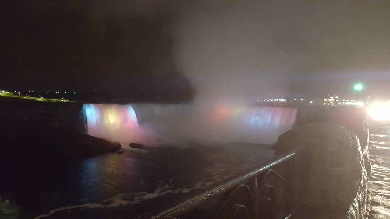 Ab 21.30 Uhr sind die Fälle beleuchtet Oakes Hotel Overlooking Falls