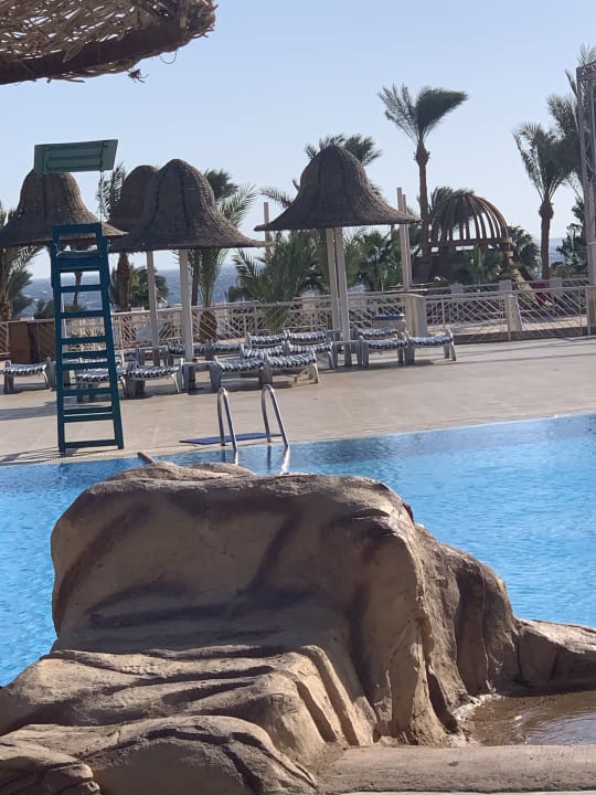 Pool Parrotel Beach Resort