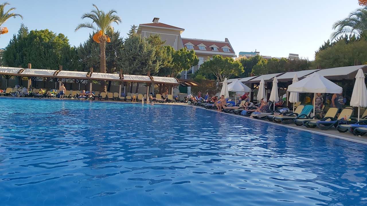 Pool Side Breeze Hotel