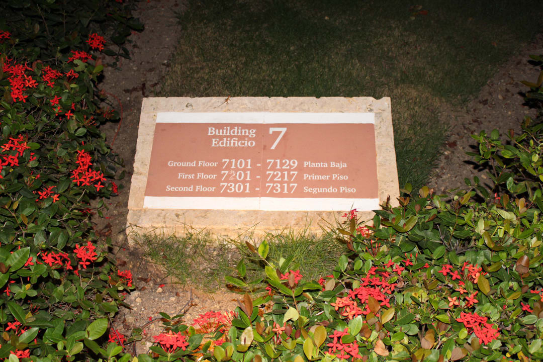 Beschilderung der einzelnen Gebäude Wyndham Alltra Punta Cana