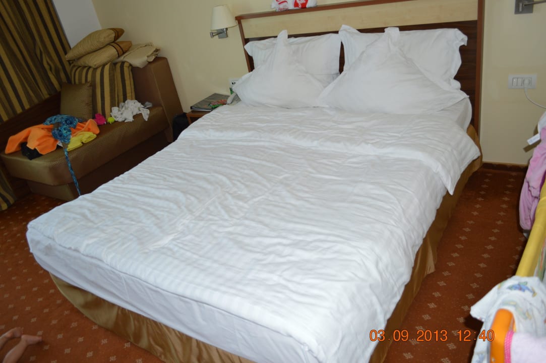Frisch gemachtes Bett Hotel Saturn