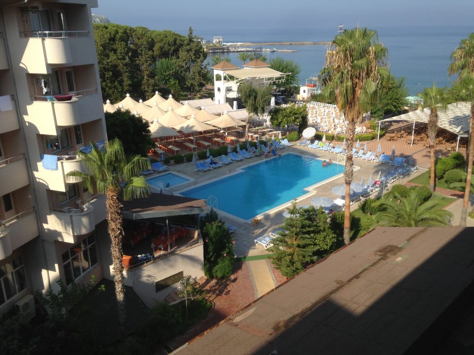Zum Pool und zum Meer  Lonicera Resort & Spa Hotel