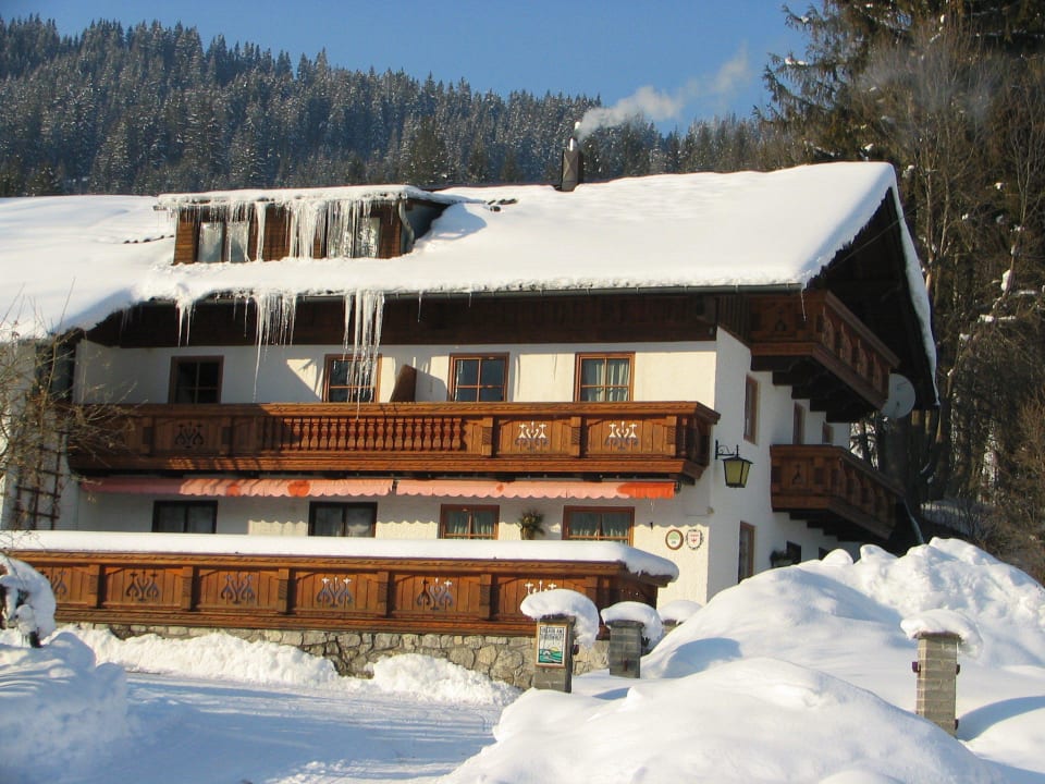 Haus Waldesruh im Winterkleid Bauernhof Haus Waldesruh