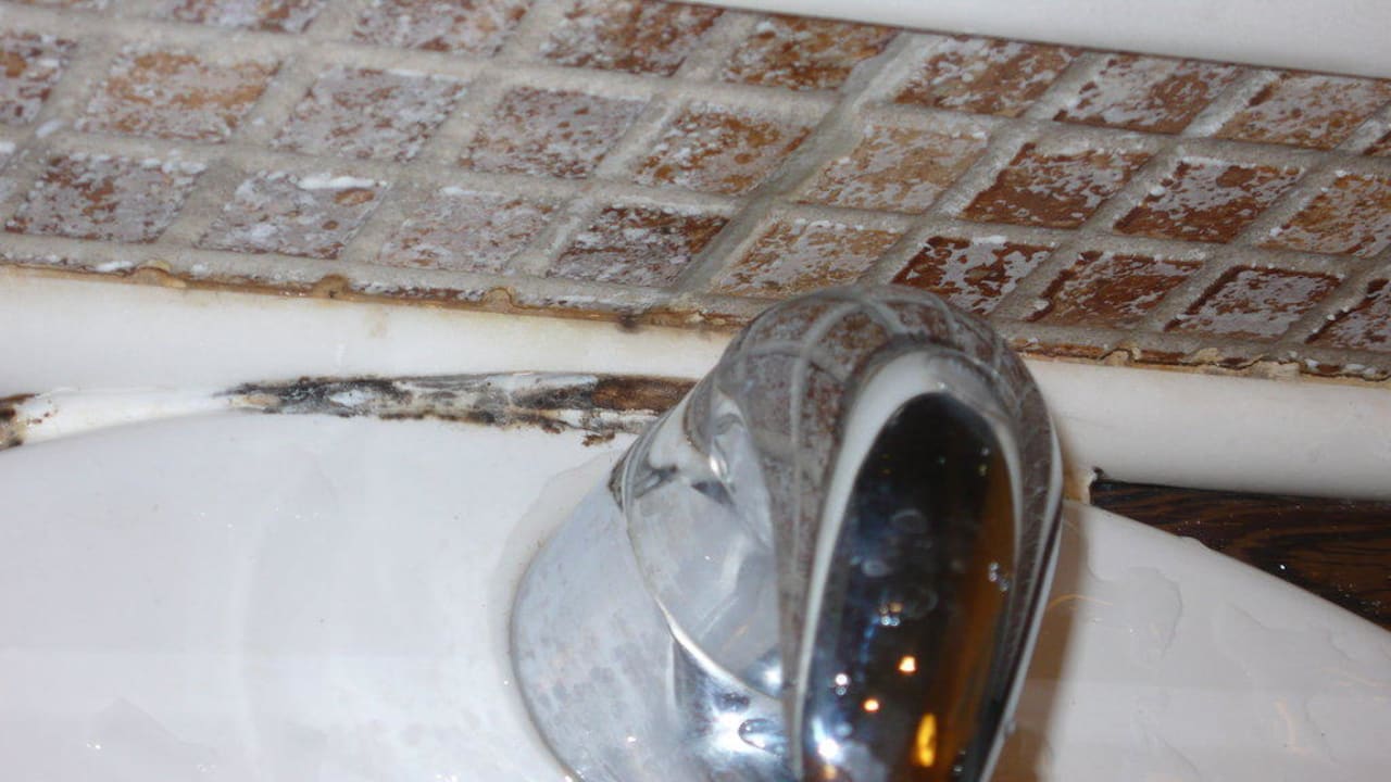 Schimmel am Waschbecken Barceló Royal Beach