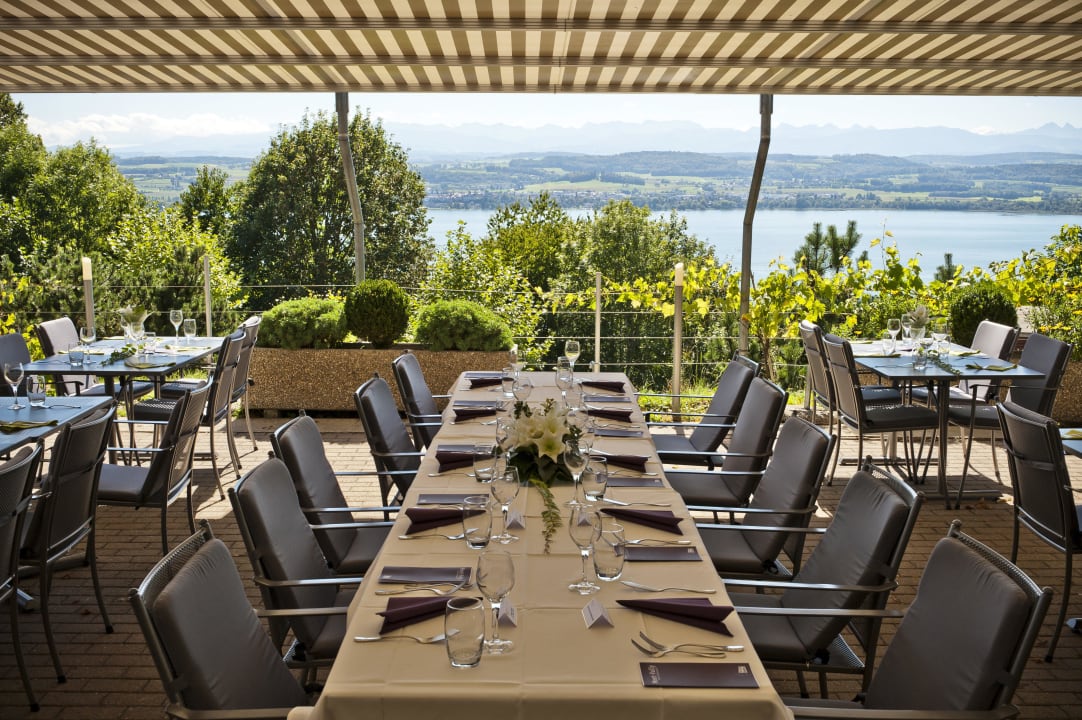 Terrasse mit Blick auf See und Alpen Hotel-Restaurant Mont Vully