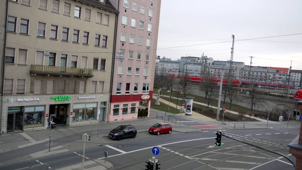Ausblick aus unserem Zimmer zum Hauptbahnhof Ringhotel Loew's Merkur