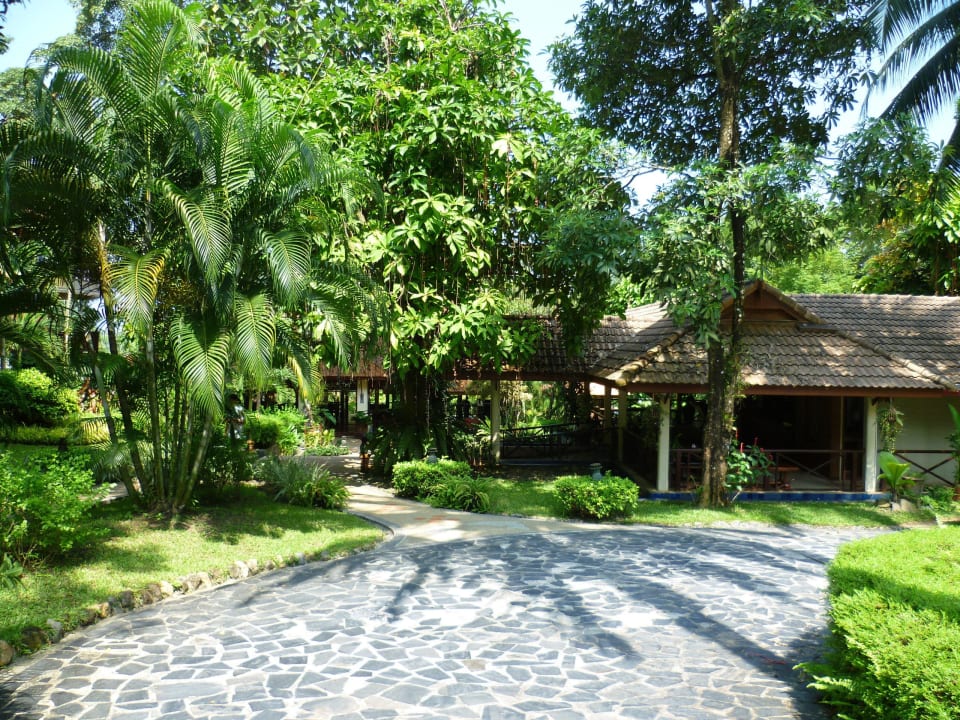 Mit Rezeption im Hintergrund Khao Lak Bayfront Resort