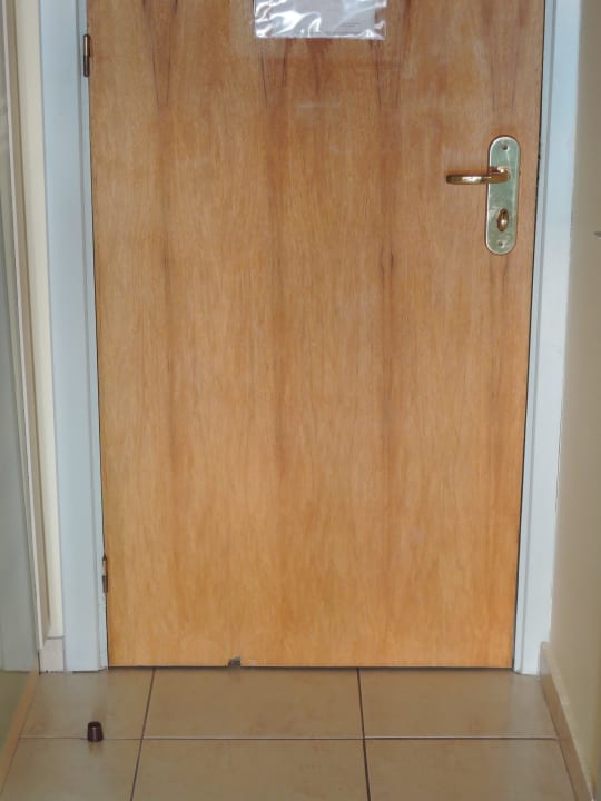 Zimmertür mit Loch Hotel Calypso Beach