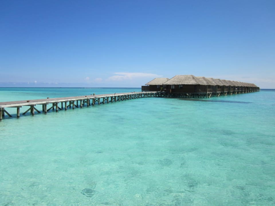 Blick auf die 700er Jacuzzi Water Villas im Norden Meeru Maldives Resort Island