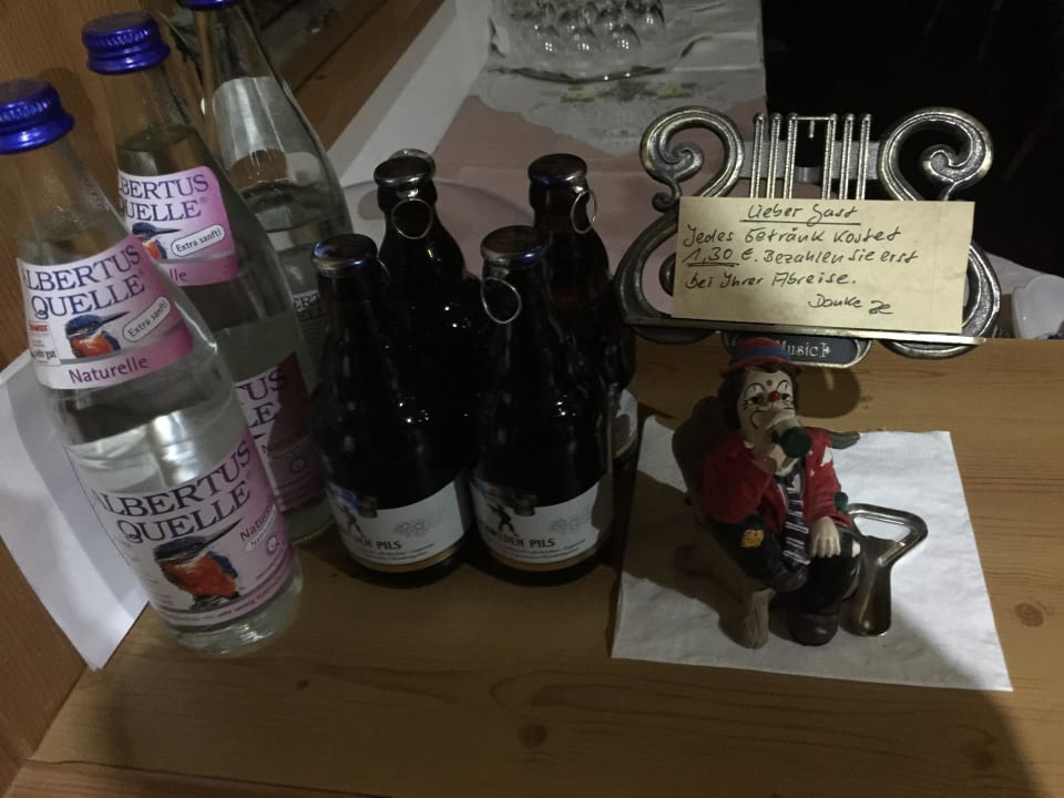 Wasser kostet zum Frühstück Hotel Hubertus