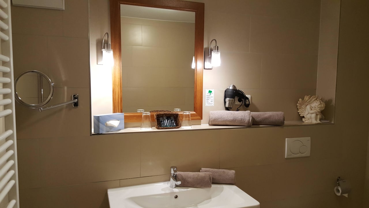 Badezimmer im Prestige Zimmer Hotel Ampervilla