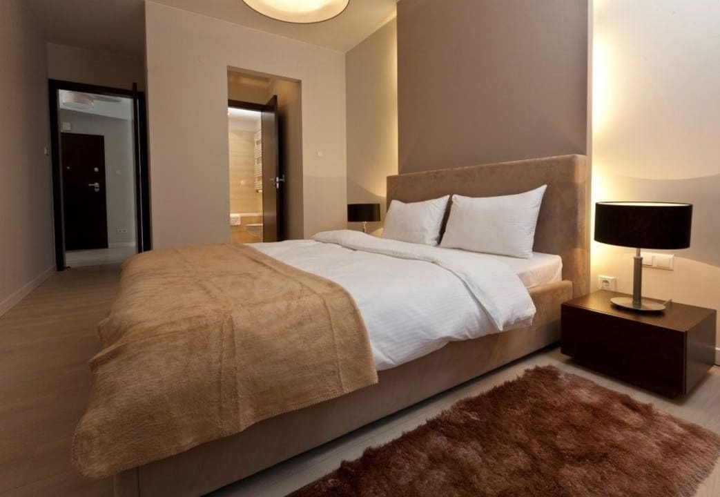 Sypialnia z łazienką i garderobą Apartments Platinum Residence