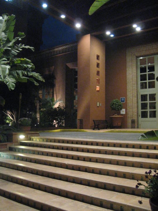 Eingangsbereich am Abend H10 Costa Adeje Palace