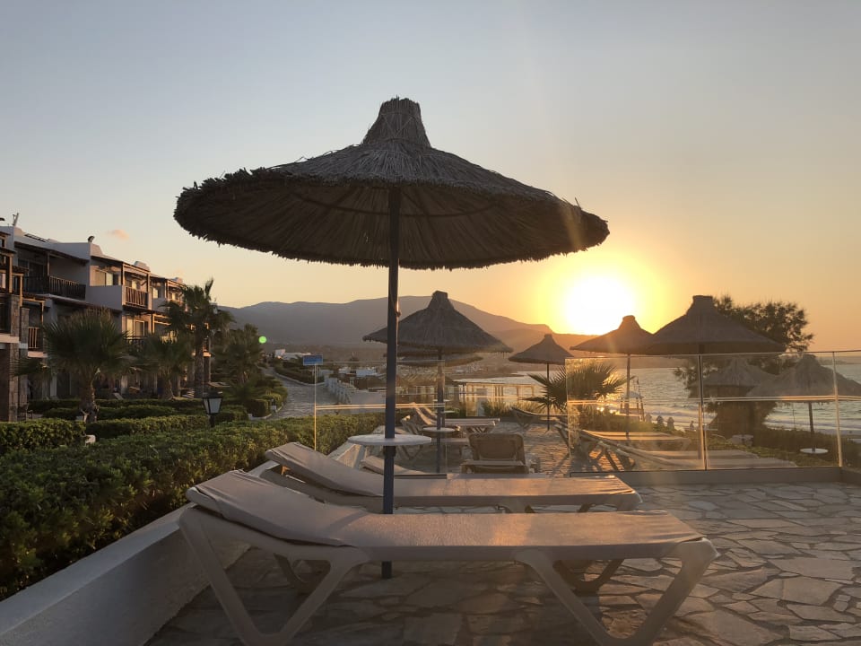 Strand Alexander Beach Hotel & Village Resort