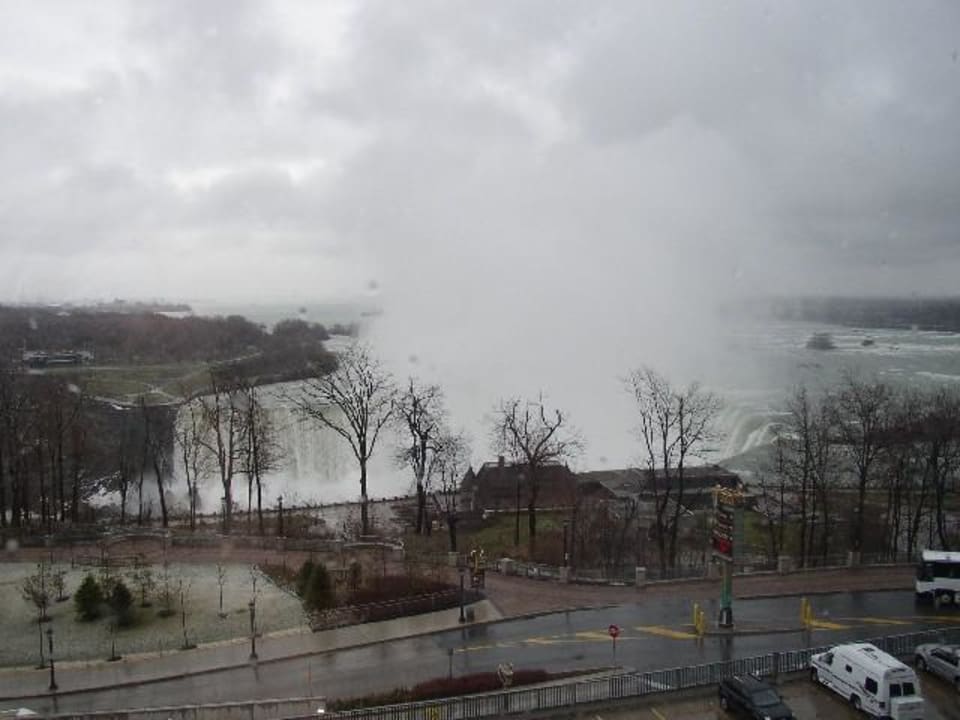 Blick vom Zimmer auf die NF Embassy Suites Hotel Niagara Falls / Fallsview
