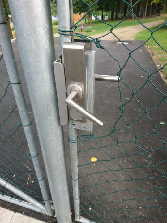 Kaputtes Schloss am Spielplatz ULRICHSHOF Nature · Family · Design