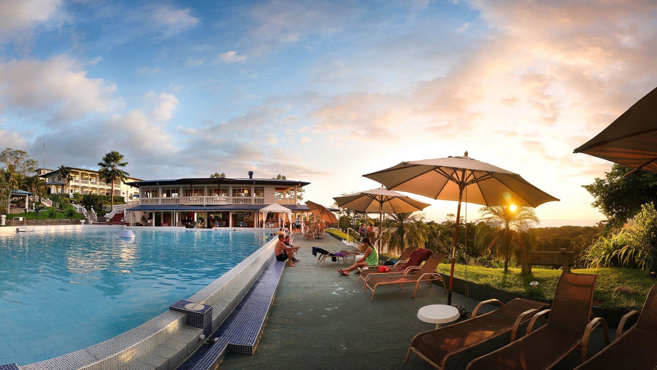 Abendcocktail mit Freunden am Pool Hotel Cristal Ballena