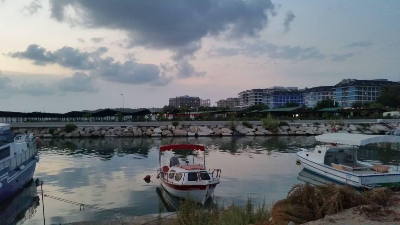 Abenddämmerung am Strand Side Breeze Hotel