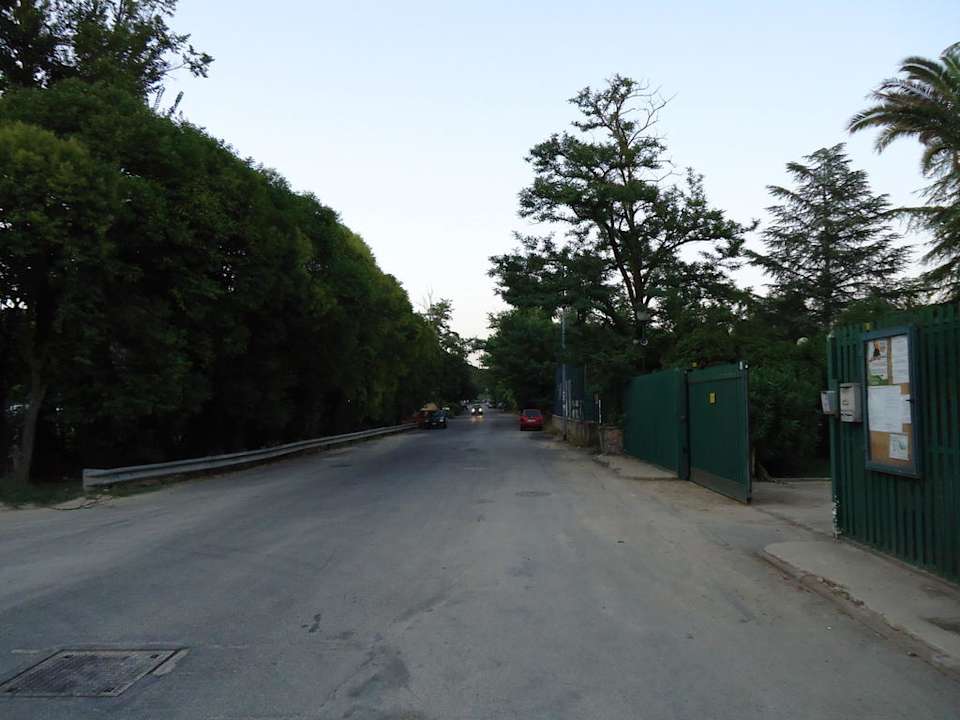 Weg zur Schnellstraße und zum Bus sowie zum Zug Hotel Roma Point