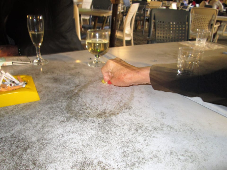 Verschmutzter Tisch beim Abendessen Falkensteiner Club Funimation Garden Calabria