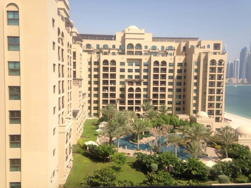 Blick auf den Pool Fairmont The Palm