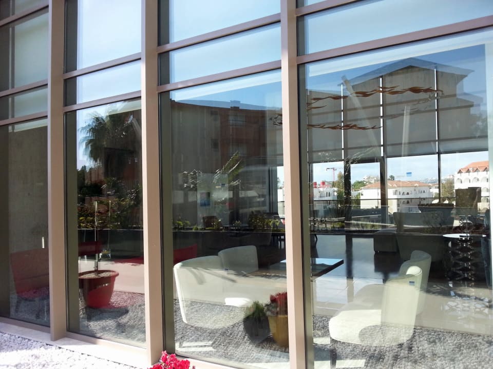 Blick in die Rose-Lobbybar The Sense Deluxe Hotel