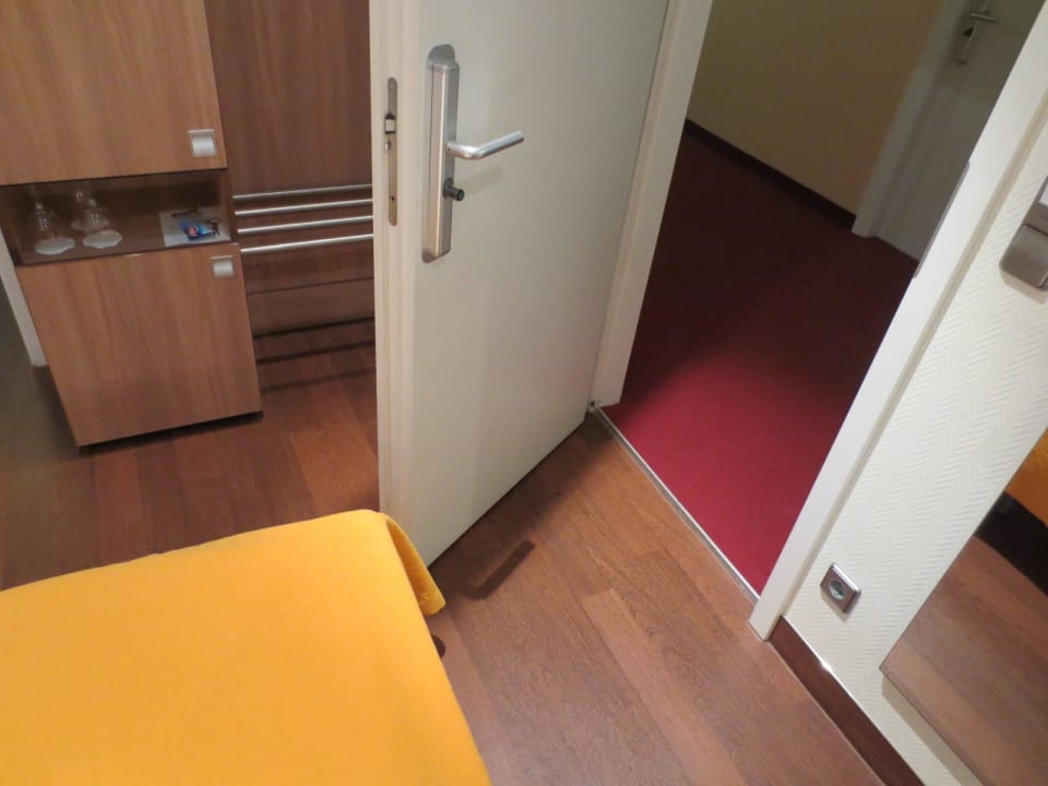 X-Large Zimmer: Die tür geht knapp am Bett vorbei  Stadthotel Freiburg Kolping Hotels & Resorts