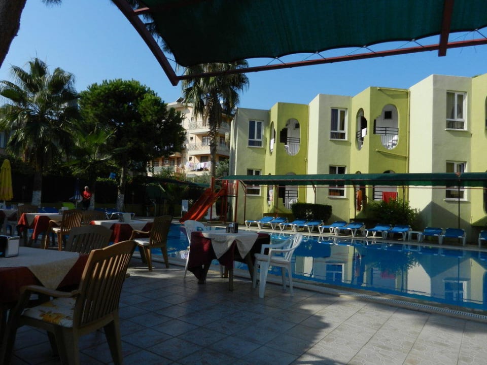 Blick vom Restaurant auf den Pool Hotel Angora