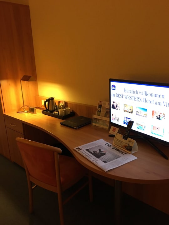 Schreibtisch mit TV Hotel am Vitalpark