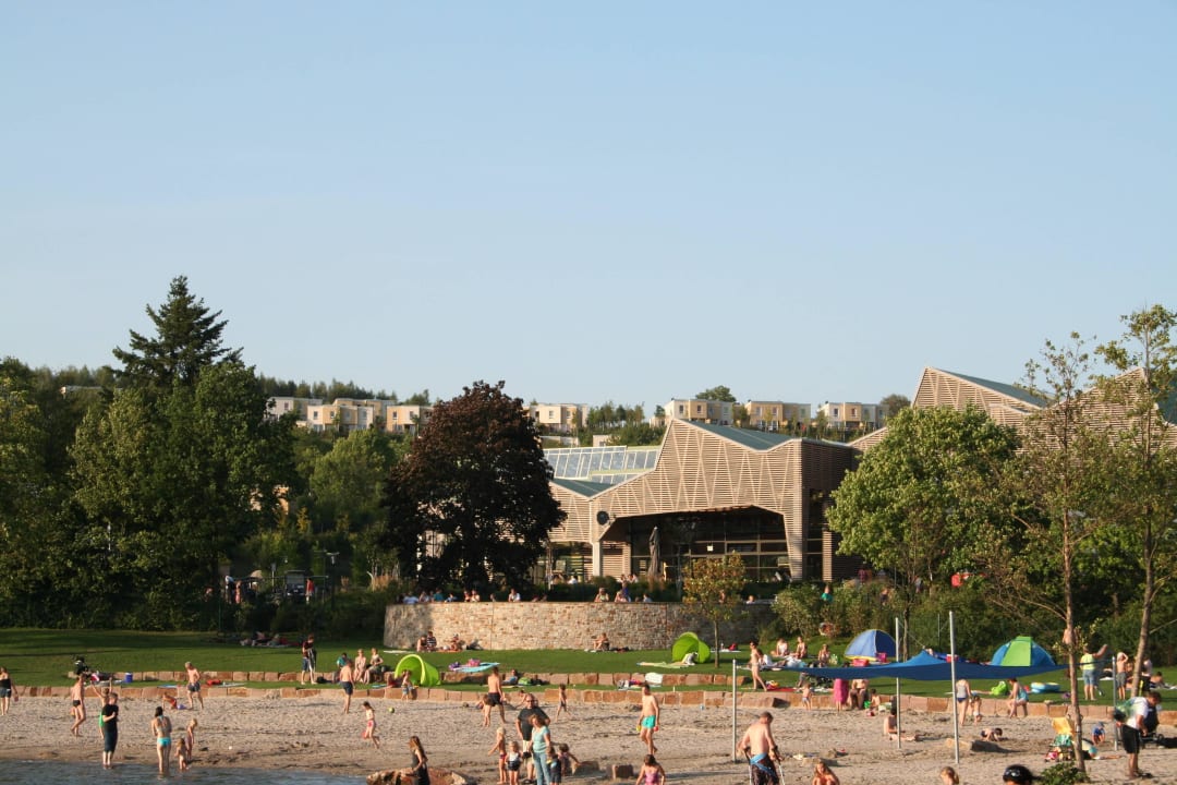 Blick vom Surferstrand auf Market Dome Center Parcs Park Bostalsee