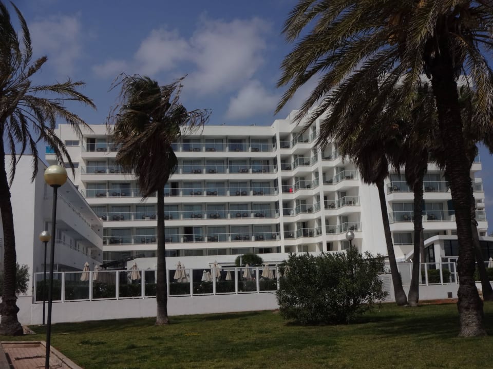 Blick von der Strandpromenade aufs Hotel Hipotels Hipocampo