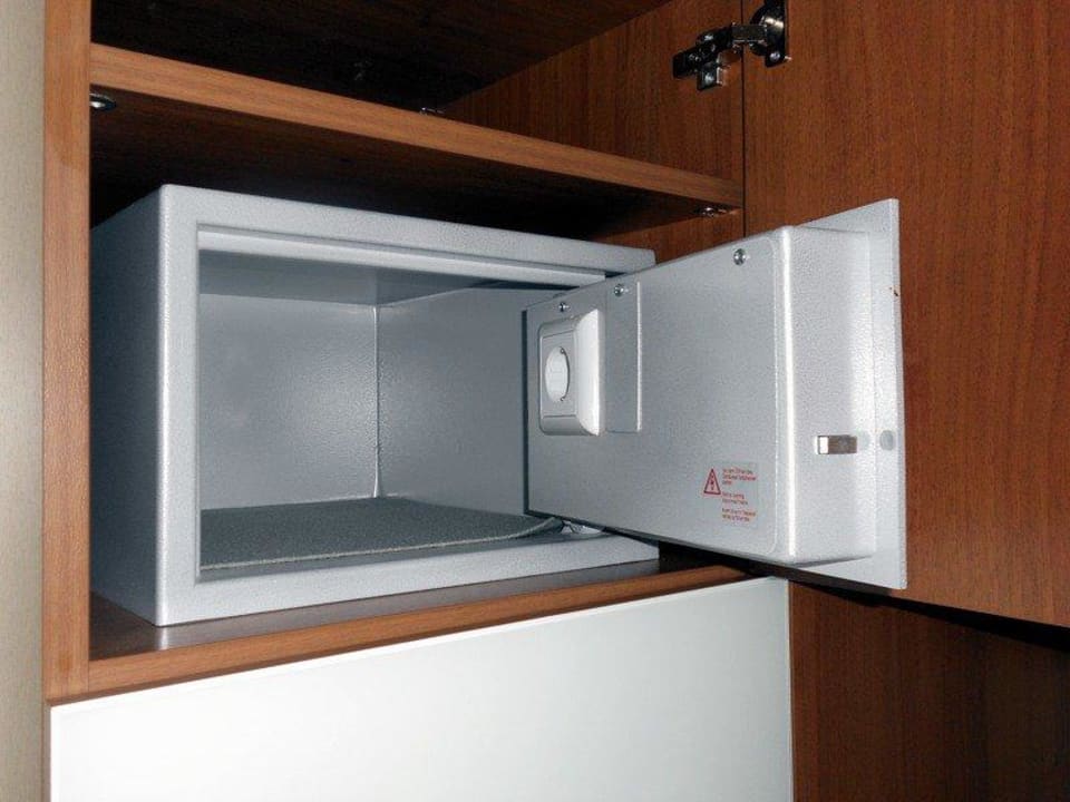 Safe im Schrank mit Stromversorgung Lindner Hotel Hamburg Am Michel, part of JdV by Hyatt