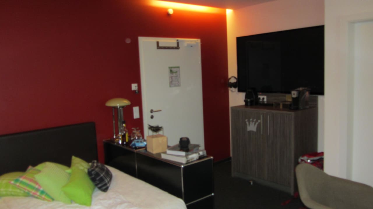 Blick zür Tür mit großer Minibar Apart Hotel Fulda