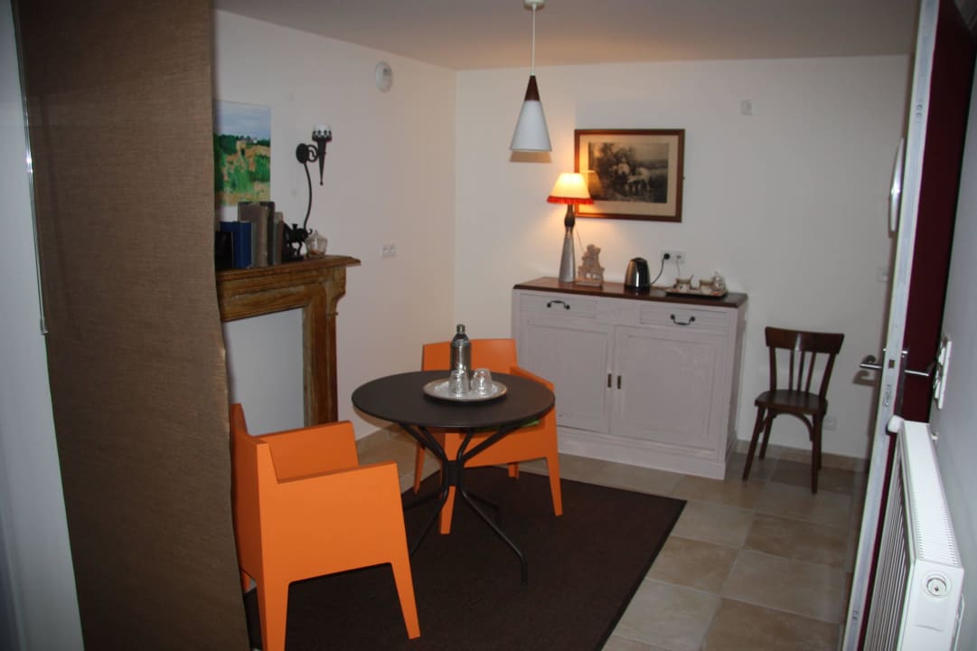 Vorraum mit Tisch, Wasserkocher Le Clos du Mèn-Allèn - b&b