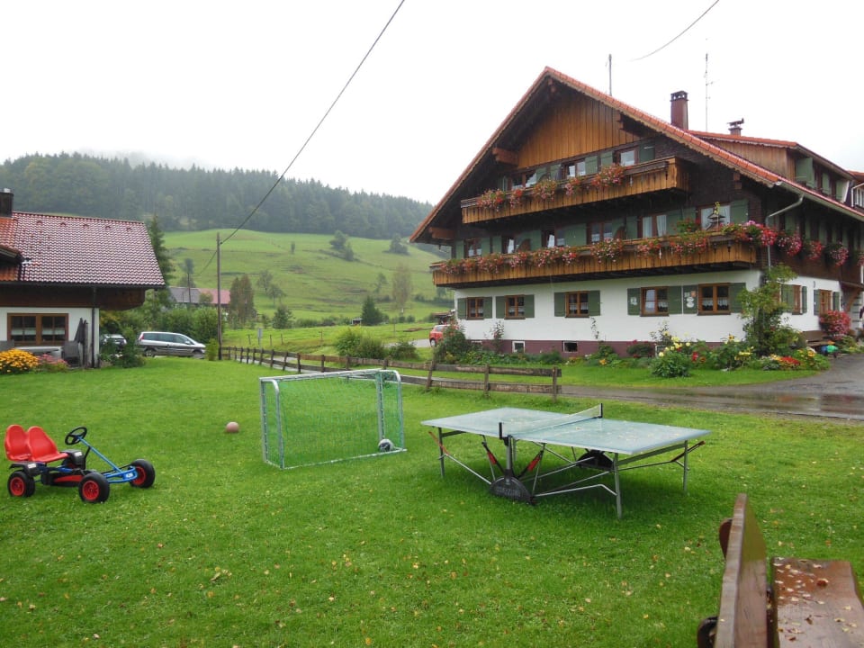 Finkenhof mit Spielgeräten Ferienwohnungen Finkenhof