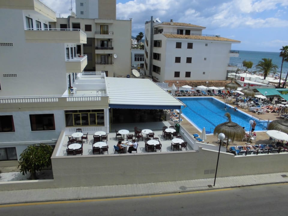 Außenterrasse und Pool R2 Veronica Beach Hotel