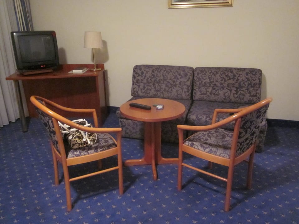 Sitzecke mit TV Hotel Grasbrunner Hof