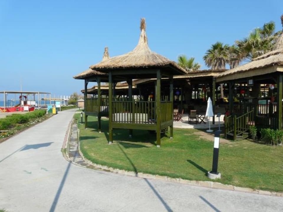Beach Bar mit kleinen Essbungalows Blue Waters Club