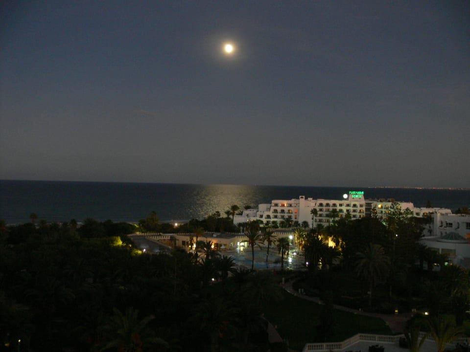 Widok z pokoju nocą Hotel JAZ Tour Khalef
