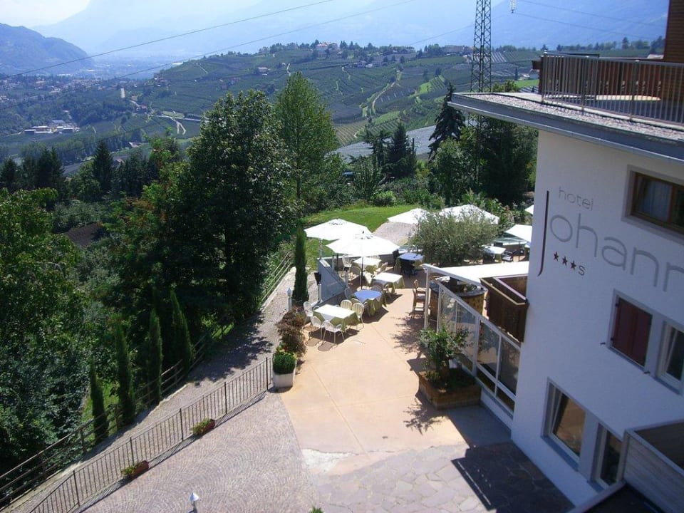 Blick aufs Hotel hinunter ins Tal Feel Good Resort Johannis