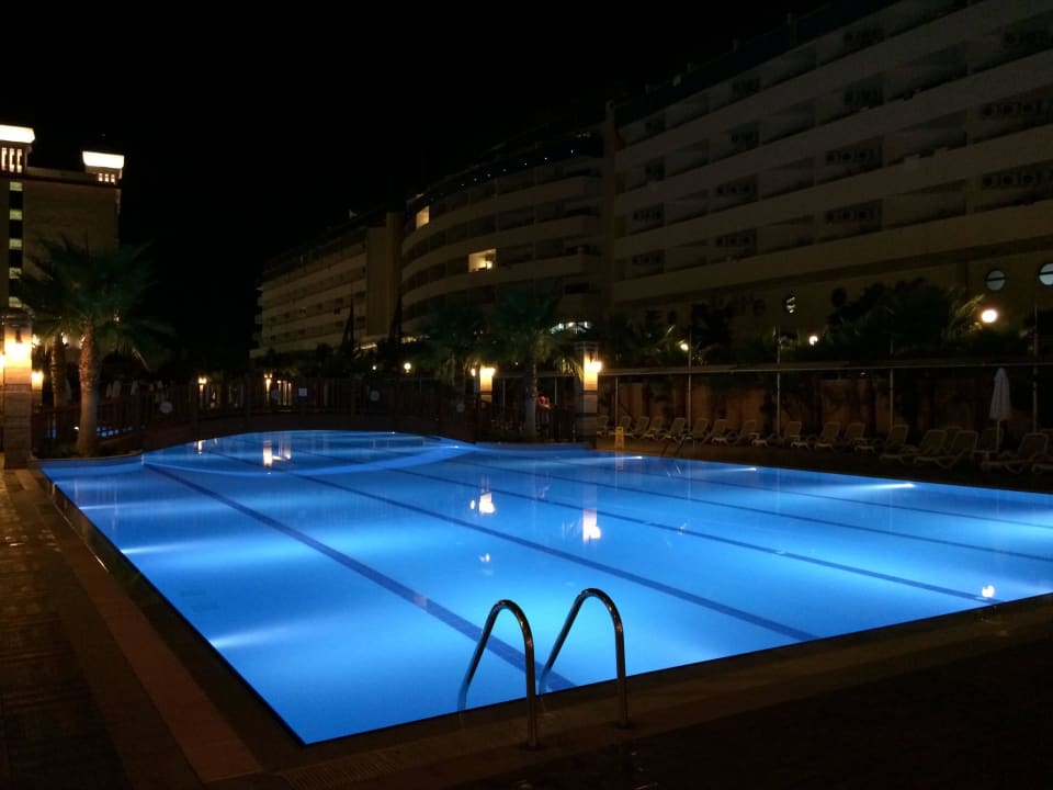 Pool bei Nacht Dizalya Palm Garden