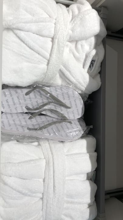 Flip Flops und Bademäntel im Badezimmer Son Moll Sentits Hotel & Spa
