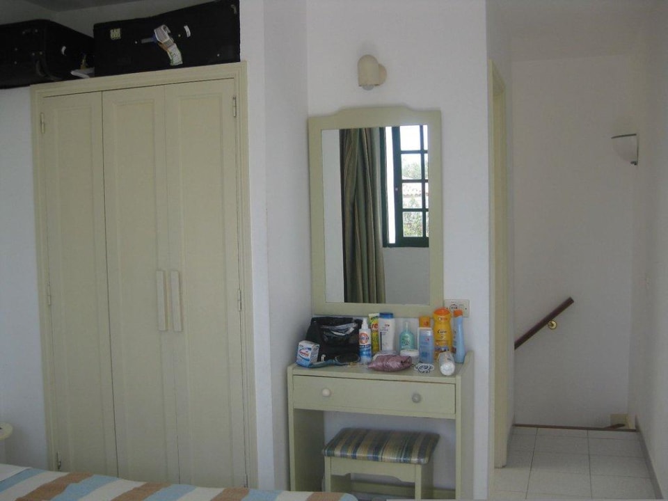 Schrank, Schminkspiegel und Blick auf die Treppe Bungalows Vistaflor
