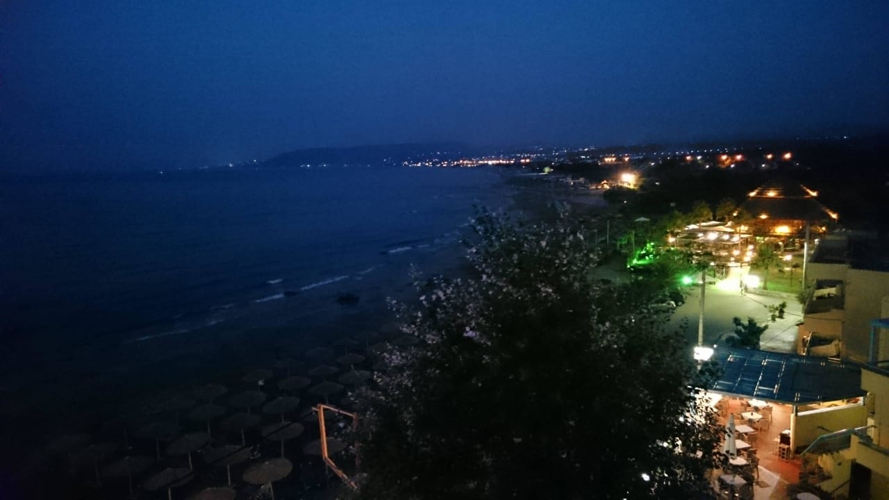 Abendlicher Ausblick von der Bar auf dem Dach Hotel Corissia Princess